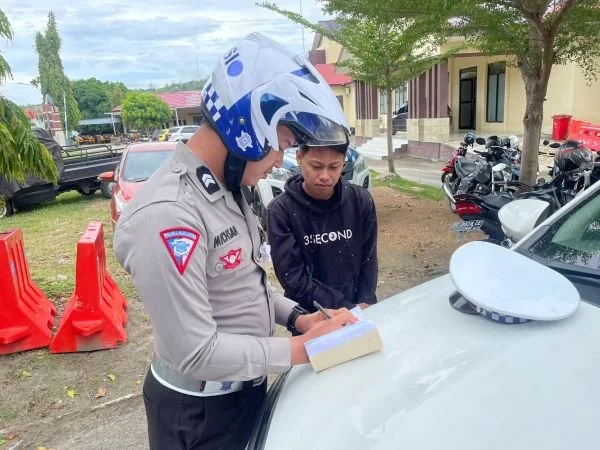 Satlantas polres Majene saat menindak para pengendara yang melangga (Dok : ist).