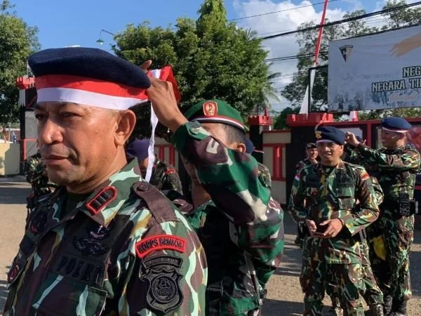 Batalyon C Pelopor Satbrimob Polda Sulsel melibatkan Kodim 1407 Bone dan warga saat akan mengibarkan bendera di Puncak Lampoko (Dok : Ist).