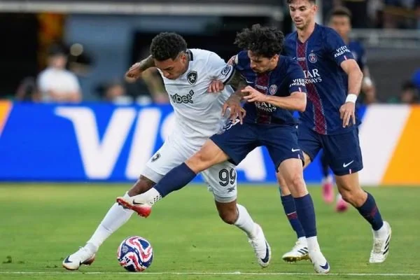 Pemain Botafogo melawan pemain PSG di Piala Dunia Antarklub 2025 (Dok : Int).