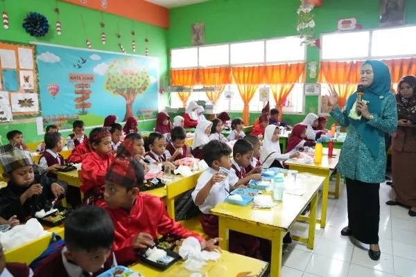 Pj Ketua TP PKK Sulsel saat melakukan peninjauan di SD Inpres Rappojawa (Dok: Ist).