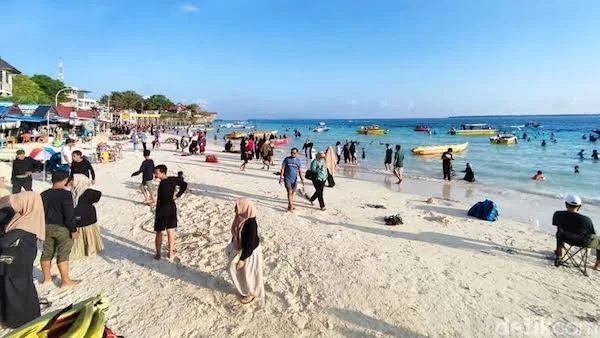 Pengunjung di kawasan wisata Bira, (Dok.Istimewa)