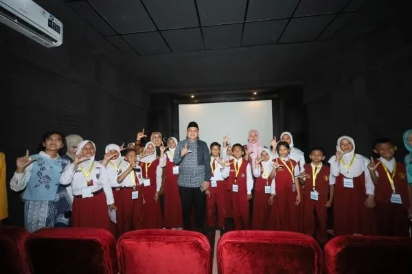 Wali Kota Makassar, Munafri Arifuddin Bersama Siswa Usai Peluncuran Kurikulum Muatan Lokal jenjang SD, (Dok: Ist).
