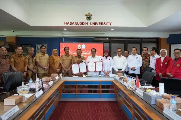 Penandatanganan MoU Rektor Unhas Prof. Jamaluddin Jompa bersama Bupati Bone Andi Asman Sulaiman. Dok. Ist