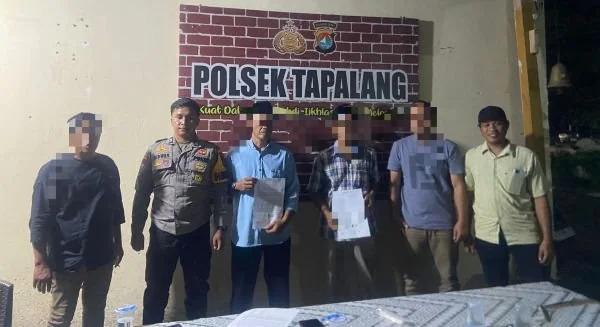 Personel Polsek Tapalang saat melakukan mediasi dua orang bersaudara terkait sengketa tanah warisan. (Dok: Ist)