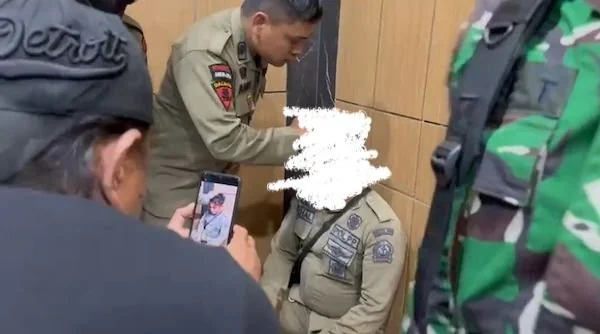 tangkapan layar satpol pp terkena lemparan hingga luka parah di kepala (Dok: Ist)