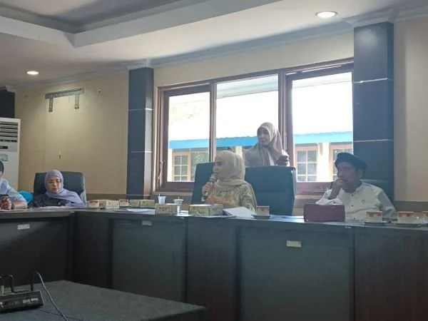 Anggota Komisi B DPRD Makassar, Irmawati Sila, dalam rapat Monitoring dan Evaluasi (Monev) bersama Dispar (Dok: Sinta KabarMakassar).