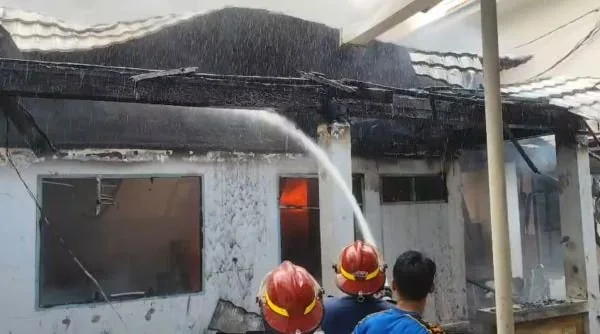 Personil gabungan dari pemadam kebakaran berupaya memadamkan api di RSUD Syekh Yusuf Kabupaten Gowa (Dok: Ist)