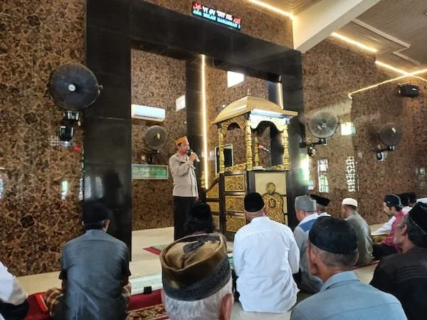 Kapolres Jeneponto, AKBP Widi Setiawan saat memberikan imbauan ke Jamaah Sholat Tarawih. (Foto/ist).