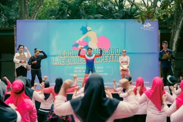 Ribuan orang memadati Main Foodcourt Bugis Waterpark Adventure (BWP) Minggu (26/5) kemarin guna mengikuti kompetisi Aerobic, Zumba, dan Line Dance.