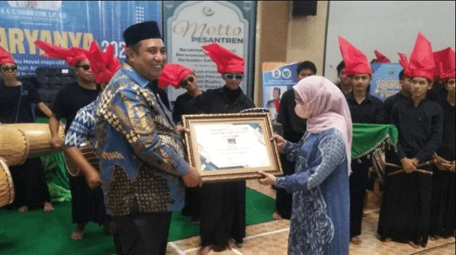 Pemberian Penghargaan BUpati Maros Sebagai Tokoh Literasi Ponpes
