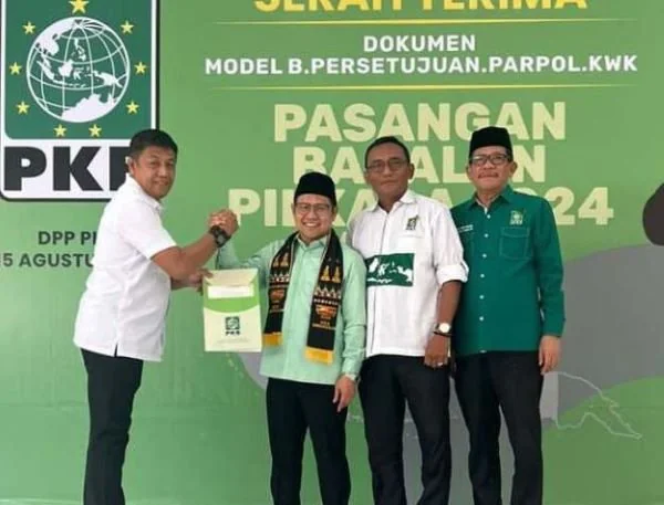 Isrullah Achmad (kiri) menerima surat rekomendasi format B1-KWK oleh Ketua Umum PKB, Muhaimin Iskandar di Jakarta (Dok : Ist).