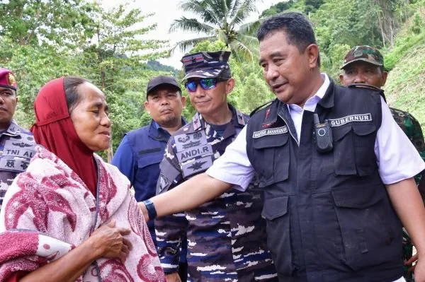 Pj Gubernur Sulsel, Bahtiar Baharuddin saat menemui warga korban bencana di Sulsel.