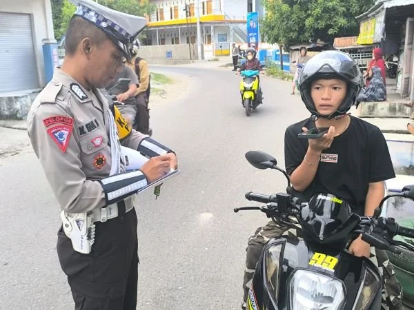Seorang pengendara saat terjaring operasi patuh marano Satlantas Polres Majene  (Dok : ist).