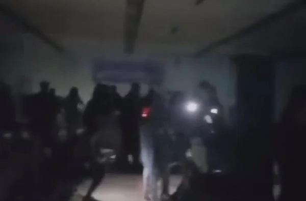 Suasana Bandara Sultan Hasanuddin gelap di area kedatangan.
