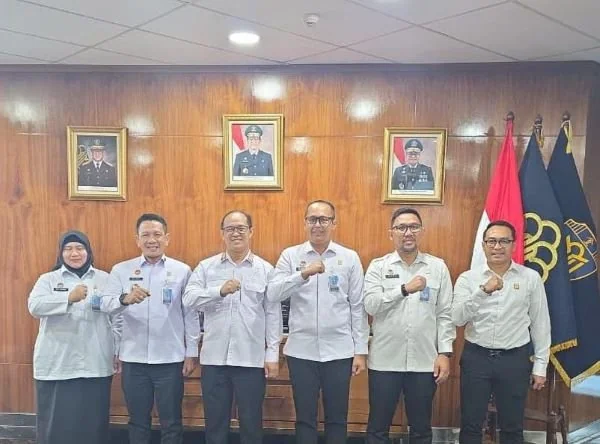 Kepala Kantor Wilayah Kementerian Hukum  Sulawesi Selatan (Kakanwil Kemenkum Sulsel), Andi Basmal, melakukan pertemuan dengan Direktur Jenderal Administrasi Hukum Umum ( Dirjen AHU), Widodo. (Dok: Ist)