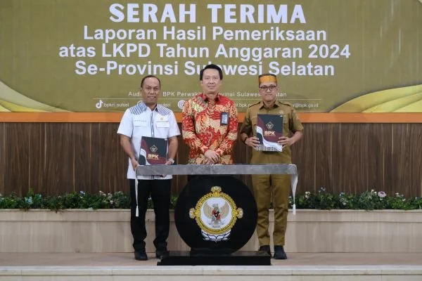 Bupati Paris Yasir saat menerima penghargaan Opini WTP LKPD 2024 dari BPK RI (Dok : Ist).