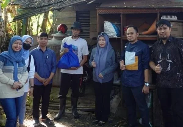 Pembagian Paket Sembako Kepada Warga (Dok: Ist)