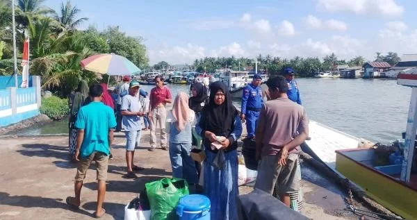Sat Polair Polres Sinjai Tingkatkan Pengawasan dan Edukasi Keselamatan di Pelabuhan Cappa Ujung (Dok : Ist).