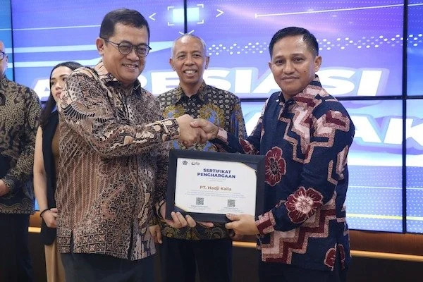 Tax External Relation Specialist Kalla, Jamsir Djafar, mewakili menajemen Kalla menerima penghargaan pajak di Kanwil Direktorat Jenderal Pajak Sulawesi Selatan, Barat dan Tenggara (Dok: Ist).