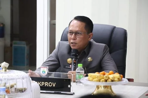 Sekprov Sulbar Junda Maulana saat memimpin rapat(dok:ist)