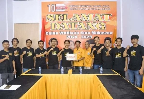 Tim muda Rahman Pina saat mengembalikan formulir ke DPC Partai Hanura Makassar.