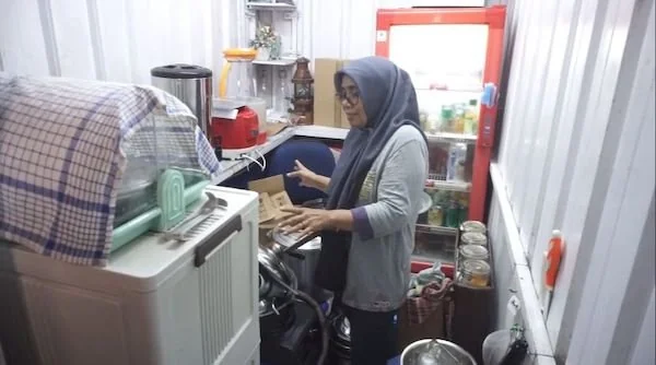 pemilik kedai saat memeriksa kedainya usai alami pencurian (Dok:Ist)