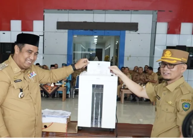 Bupati Maros Lakukan Pemusnahan Arsip Inaktif Dinas Perpustakaan Yang Telah Lewat Masa Retensi
