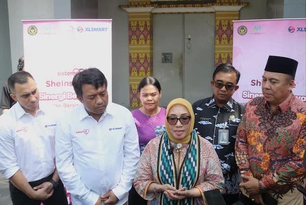 Menteri Pemberdayaan Perempuan dan Perlindungan Anak Republik Indonesia, Arifah Fauzi, Direktur & Chief People Officer XLSMART, Jeremiah Ratadhi (tengah) didampingi Group Head Corporate Communications & Sustainability XLSMART, Reza Z. Mirza saat memberika