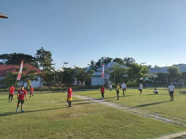 Pembukaan Kemah Kemerdekaan Dinas PUPR Sinjai ditandai dengan Kepala Dinas PUPR melakukan tendangan bola pertama pada pertandingan sepak bola mini di lapangan hijau (Dok : Ist).