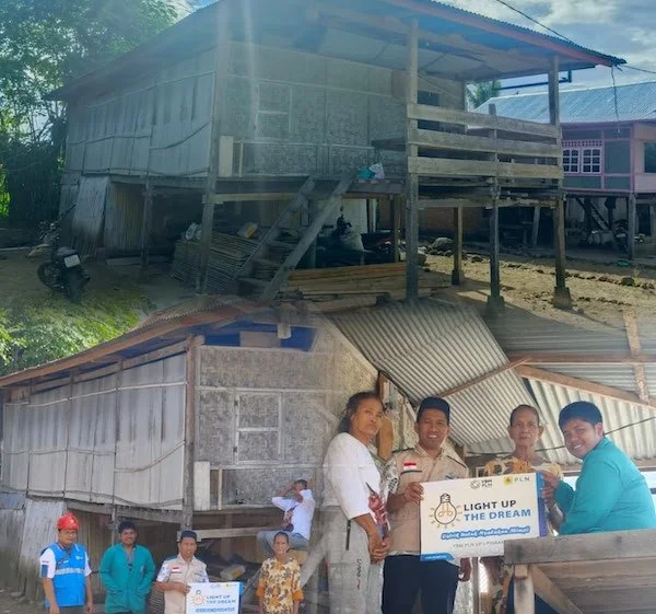 PLN UP3 Pinrang Nyalakan Rumah Warga Maccorowalie Lewat Program Light Up The Dream