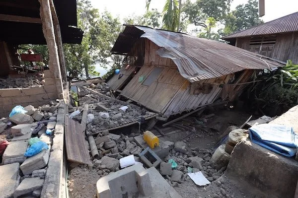 Kondisi kerusakan rumah yang terdampak gempa M 7,7 Flores di Desa Peoza Karamba, Kecamatan Ende, Kabupaten Ende, NTT
