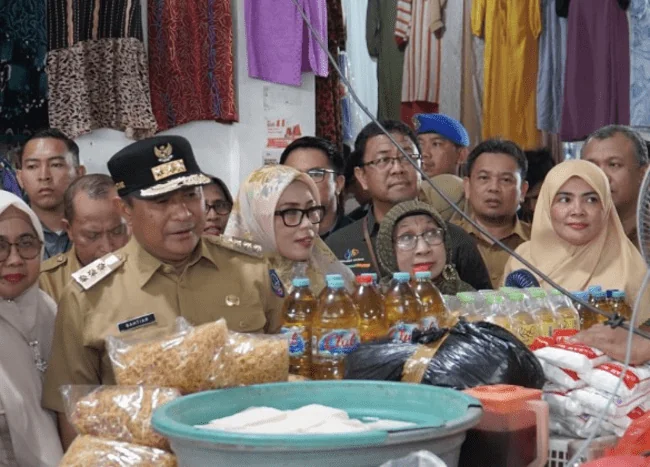 Wabup Hj Suhartina Bohari Dampingi Pj Gubernur Sulsel Meninjau Pasar