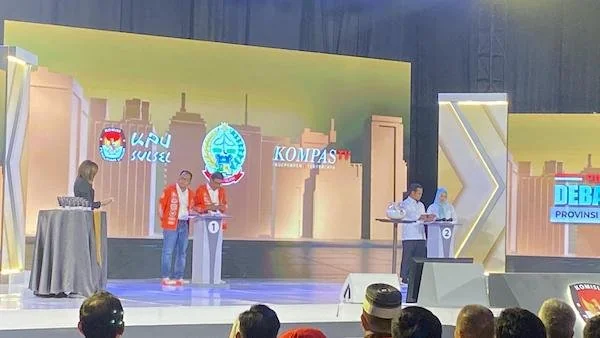 Dua Paslon Gubernur Sulsel pada debat perdana (Dok: Atri KabarMakassar)