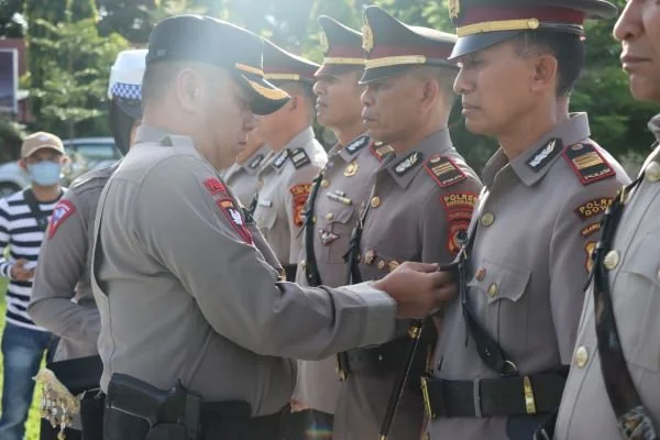 AKBP Budi Hidayat memimpin langsung serah terima jabatan (Sertijab) sejumlah Pejabat Utama perwira jajaran Polres Jeneponto. Jumat (22/3).