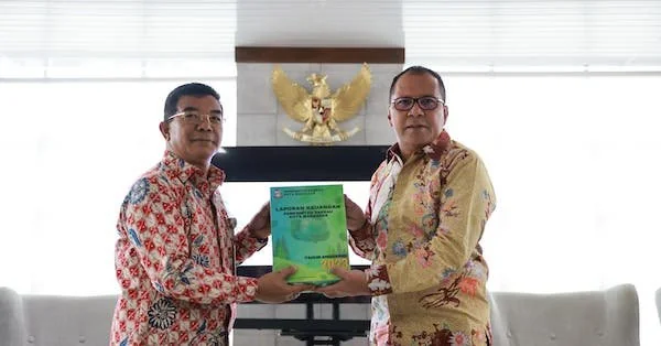 Wali Kota Makassar bersama Kepala Perwakilan BPK Sulsel dalam agenda penyerahan LKPD.