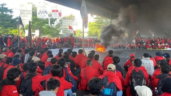 Mahasiswa Unhas menggelar unjuk rasa di Fly Over Makassar (Dok: Atri KabarMakassar)