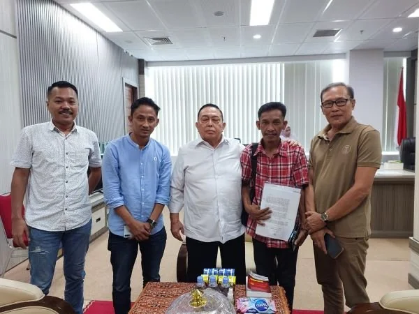 Wagub Sulbar Salim S Mengga saat menerima aduan APSP (Dok : Ist).