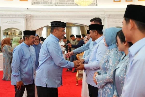 Penjabat Gubernur Sulsel Bahtiar Baharuddin dan Penjabat Ketua Tim Penggerak PKK Sulsel Sofha Marwah Bahtiar saat menerima tamu di Rumah Jabatan Gubernur.