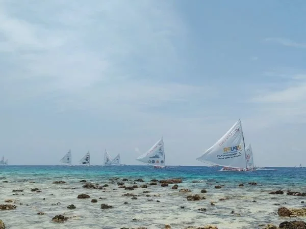 Perahu khas Sandeq saat berada di perairan Sumare Mamuju (Dok : Aldy KabarMakassar).