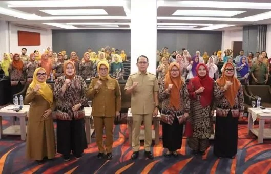 Sekretaris Daerah Provinsi Sulawesi Barat Junda Maulana saat menghadiri sekaligus menjadi narasumber pada kegiatan pembinaan dan peningkatan kapasitas pengelolaan posyandu. (Dok: Ist)