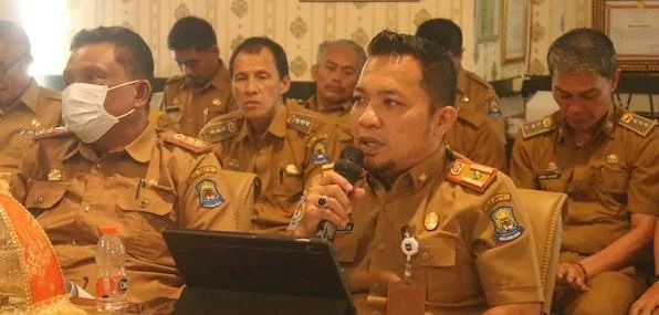 Kadis Dukcapil Jeneponto, Mustaufiq saat mengikuti rapat terbatas bersama Forkopimda. (Ullah).