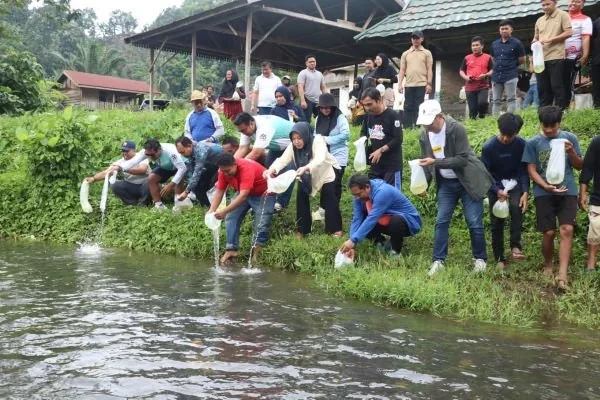 Forkopimda Sulbar saat menebar benih ikan nila bersama warga setempat (Dok : Ist).