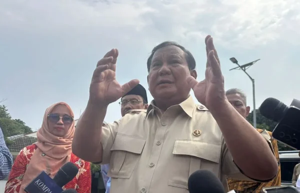 Presiden RI Prabowo Subianto saat menyampaikan keterangan dalam kunjungannya ke Sekolah Rakyat Menengah Atas (SRMA) 10 Margaguna Jakarta Selatan, Kamis (11/9/2025). (ANTARA/Mentari Dwi Gayati)