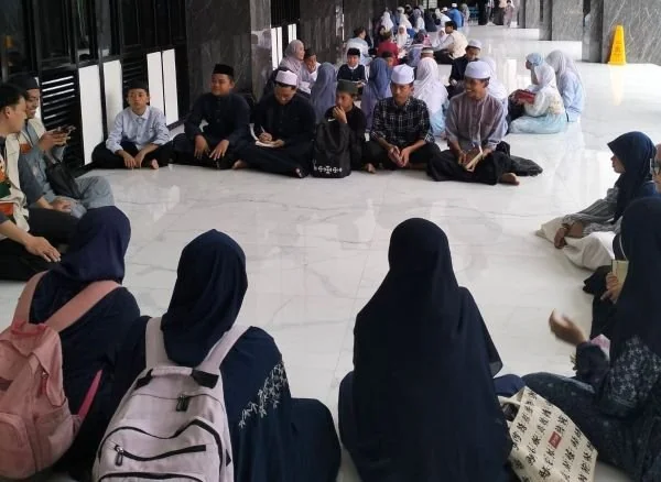 Para pelajar mengikuti Karantina Qur'an di Masjid Al-Markaz (Dok: Ist)