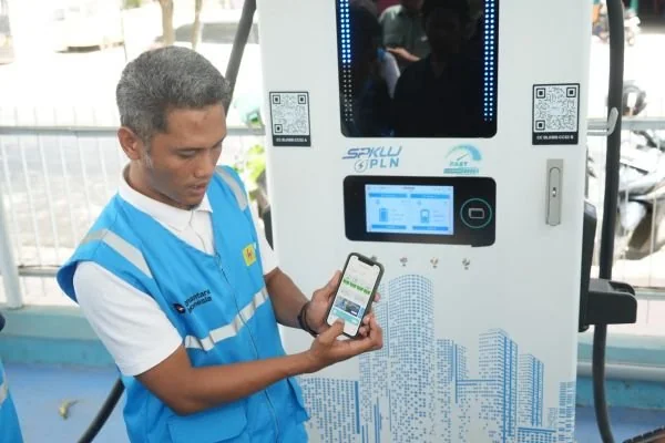Assistant Manager Niaga dan Pemasaran PLN UP3 Bulukumba, A.Mallombassi saat melakukan isi daya kendaraan listrik di SPKLU PLN UP3 Bulukumba. (Dok: Ist)