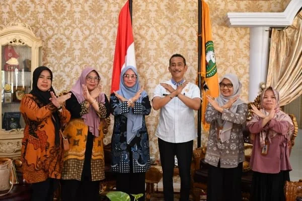 Pengelola Imunisasi Dinas Kesehatan Sulsel, Andi Ratna Ayu didampingi Kepala Dinas Kesehatan Sinjai dr. Emmy Kartahara Malik dan beberapa Staf Dinkes melakukan audiensi dengan Pj Bupati Sinjai Andi Jefrianto Asapa (Dok : Ist).