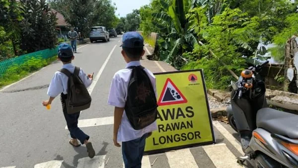 Jalanan Maros yang nyaris roboh (Dok : Ist).