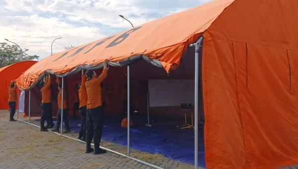 Anggota BPBD Kota Makassar saat Mendirikan Tenda Darurat, (Dok: Sinta KabarMakassar).
