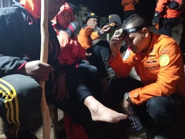 Tim SAR saat melakukan evakuasi pada pendaki di Gunung Bawakaraeng (Dok:Ist)