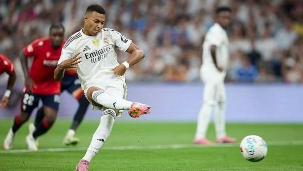 Kylian Mbappe mencetak gol dari penalti saat melawan Osasuna (Dok : Int).
